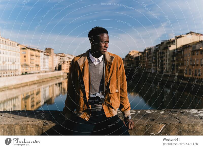 Junger Mann mit einer Kamera auf einer Brücke über den Arno, Florenz, Italien Leute Menschen People Person Personen Afrikanisch Afrikanische Abstammung