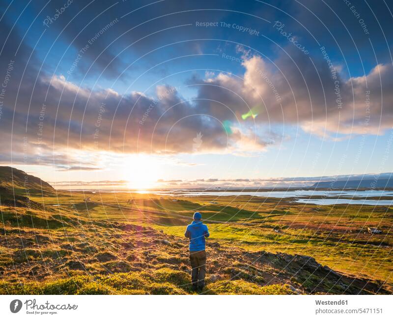 Männlicher Wanderer bewundert Sonnenuntergang über der Halbinsel Snaefellsnes Außenaufnahme außen draußen im Freien Sonnenuntergänge Stimmung stimmungsvoll