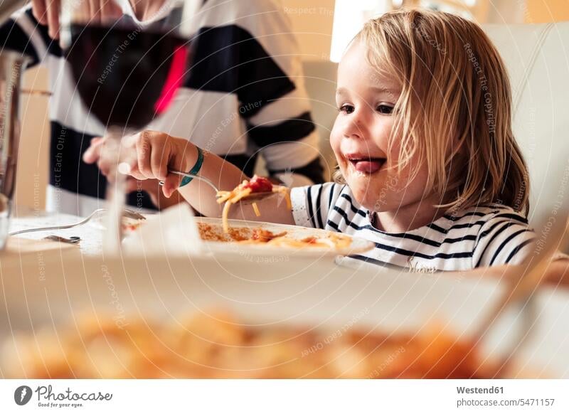 Porträt eines glücklichen kleinen Mädchens, das Spaghetti isst Leute Menschen People Person Personen Europäisch Kaukasier kaukasisch 2 2 Menschen 2 Personen