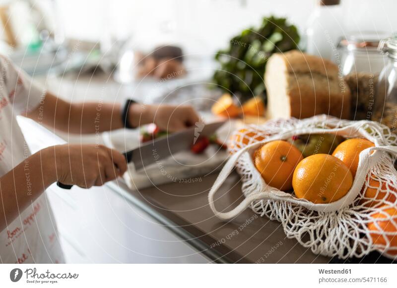 Gesundes Frühstück vorbereiten Taschen Einkaufstaschen daheim zu Hause Muße Vitamin Essen Essen und Trinken Food Lebensmittel Nahrungsmittel Fruechte Früchte