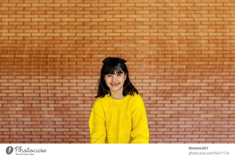 Porträt eines Mädchens mit Zahnspange Schleifen freuen Glück glücklich sein glücklichsein zufrieden Farben Farbtoene Farbton Farbtöne gelbe gelber gelbes Muße