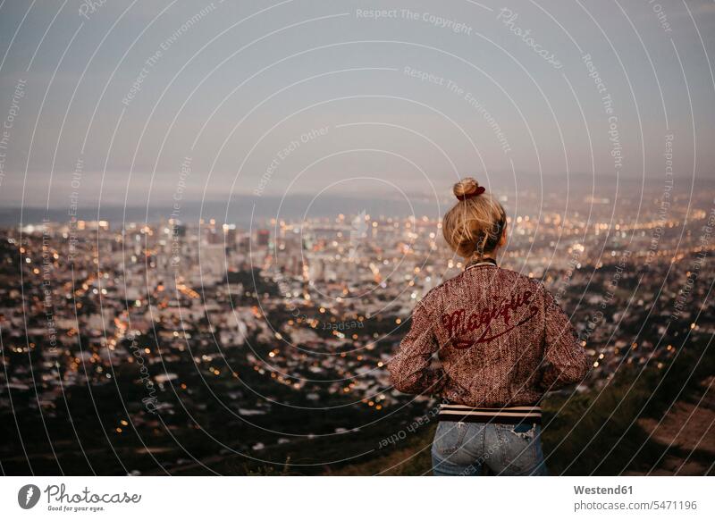 Südafrika, Kapstadt, Kloof Nek, Frau Frau schaut auf Stadtbild bei Sonnenuntergang weiblich Frauen Stadtlandschaft Stadtansicht Sonnenuntergänge ansehen stehen