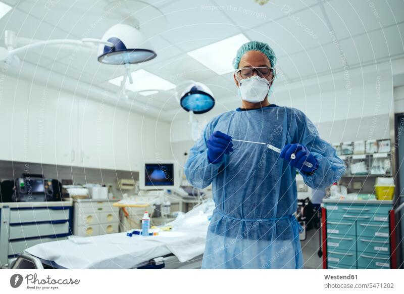 Notarzt, der im Krankenhaus einen Tupfer in eine Röhre steckt (value=0) Job Berufe Berufstätigkeit Beschäftigung Jobs Brillen Arbeit Gesundheit Gesundheitswesen
