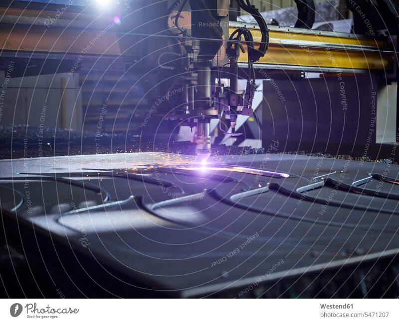 Laserschneider in moderner Fabrik Technik Techniken Technologie Industrie industriell Gewerbe Industrien Laserschneiden Laserschnitt Arbeit Job Laserstrahl