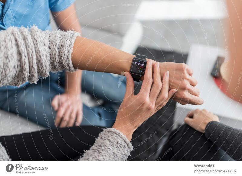 Frauenhand beim Einstellen der Smartwatch am Schreibtisch einstellen Hand Hände weiblich Mensch Menschen Leute People Personen Erwachsener erwachsen