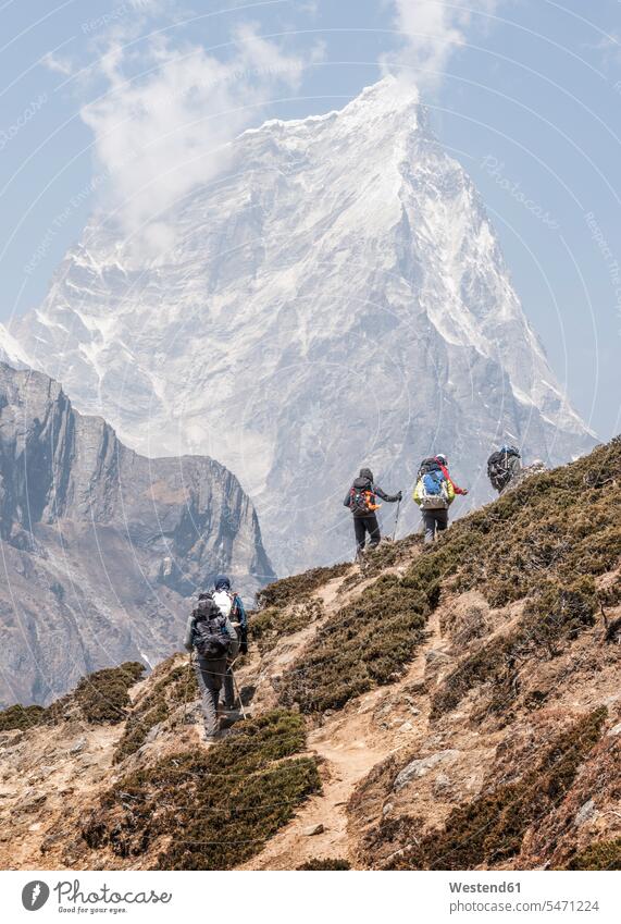 Nepal, Solo Khumbu, Everest, Gruppe von Bergsteigern beim Wandern in Dingboche Asiate Asiaten asiatische asiatische Abstammung Asiatisch asiatisches asiatischer