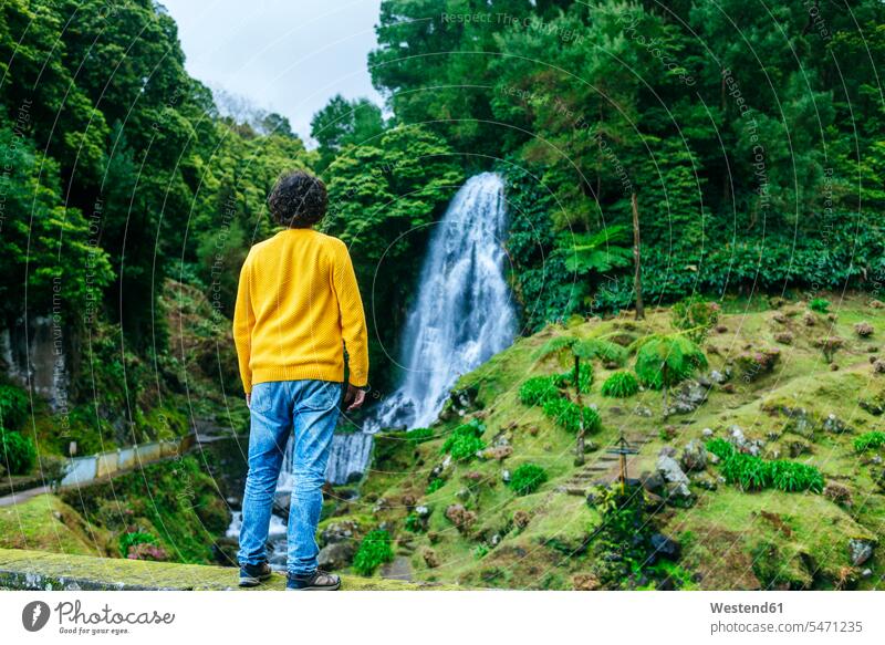 Azoren, Sao Miguel, Rückansicht eines Menschen, der einen Wasserfall im Naturpark Ribeira dos Caldeiroes betrachtet stehen stehend steht Mann Männer männlich