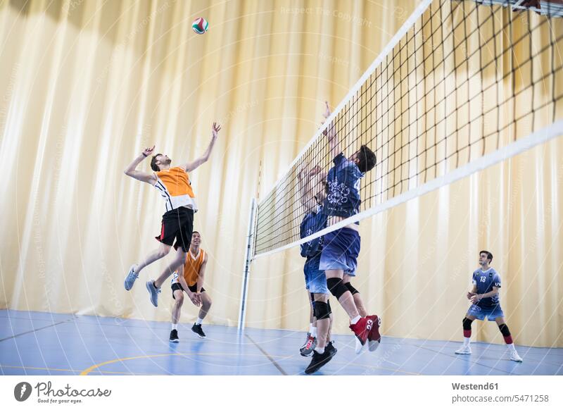 Mann springt während eines Volleyballspiels Bälle Volleybälle springen Spruenge Sprünge hüpfen Leistungen Fit gesund Gesundheit Dynamik dynamisch Power