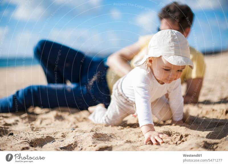 Spanien, Lanzarote, kleines Mädchen krabbelt am Strand Baby Babies Babys Säuglinge Kind Kinder Tochter Töchter Mensch Menschen Leute People Personen Familie