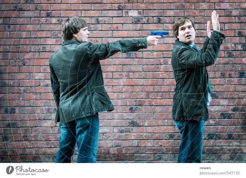 hände hoch! Mensch maskulin Mann Erwachsene Mauer Wand bedrohlich Waffe Pistole erpressen Spielzeug Spielzeugwaffen Überfall entwenden Hinterhalt Kriminalität