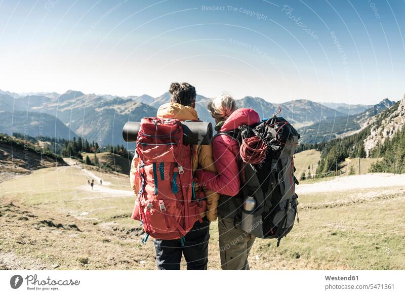Österreich, Tirol, Rückansicht eines Paares auf einer Wanderung in den Bergen, das die Aussicht genießt genießen geniessen Genuss Ausblick Ansicht Überblick