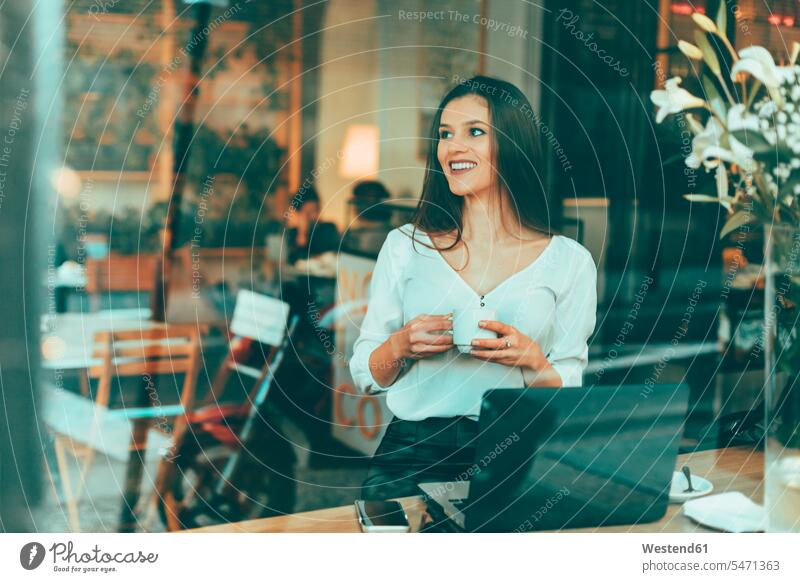 Porträt einer lachenden jungen Frau, die in einem Café wartet Portrait Porträts Portraits Geschäftsfrau Geschäftsfrauen Businesswomen Businessfrauen