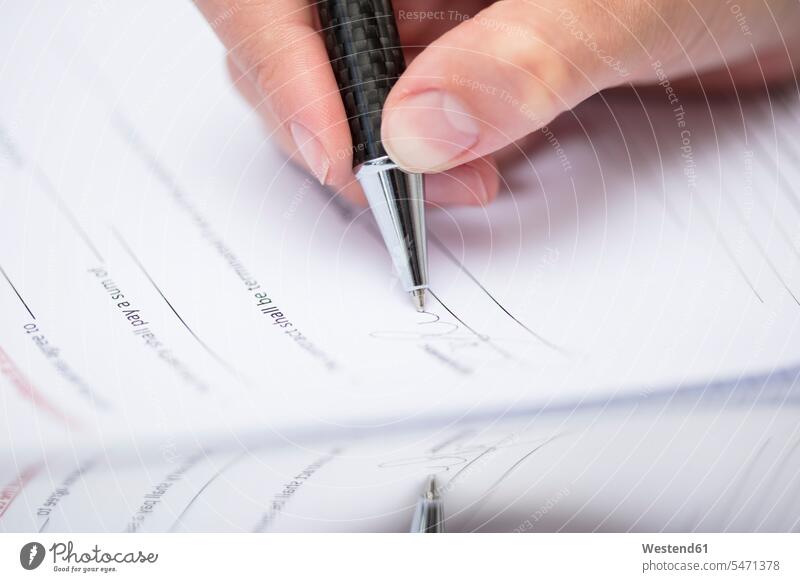Frau unterzeichnet Dokumente unterschreiben Unterschrift unterzeichnen Unterschriften Unterlagen Vertrag Verträge Papiere Kugelschreiber Kuli Kulis aufschreiben
