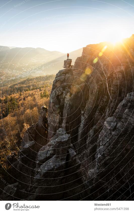 Mann steht auf Felsnadel bei Sonnenuntergang am Battert-Felsen, Baden-Baden, Deutschland (value=0) Leute Menschen People Person Personen Europäisch Kaukasier