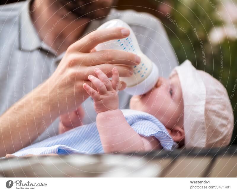 Vater füttert Baby mit der Flasche Babyflasche Babyflaschen Flaeschchen Saugflasche Fläschchen Milchflaschen Saugflaschen Babies Babys Säuglinge Kind Kinder