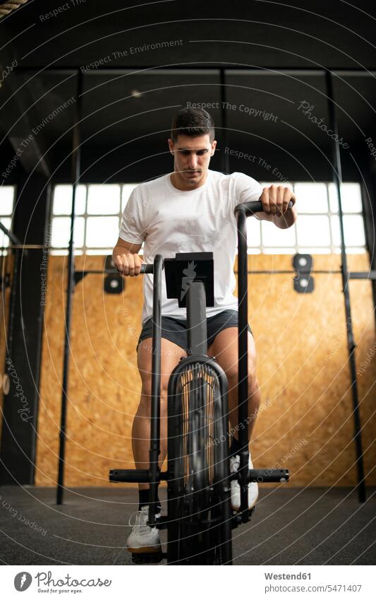 Sportlicher Mann beim Airbike-Training im Fitnessstudio Transport Transportwesen Raeder Räder Bike Bikes Fahrräder Rad fit gesund Gesundheit Muße Leistungen