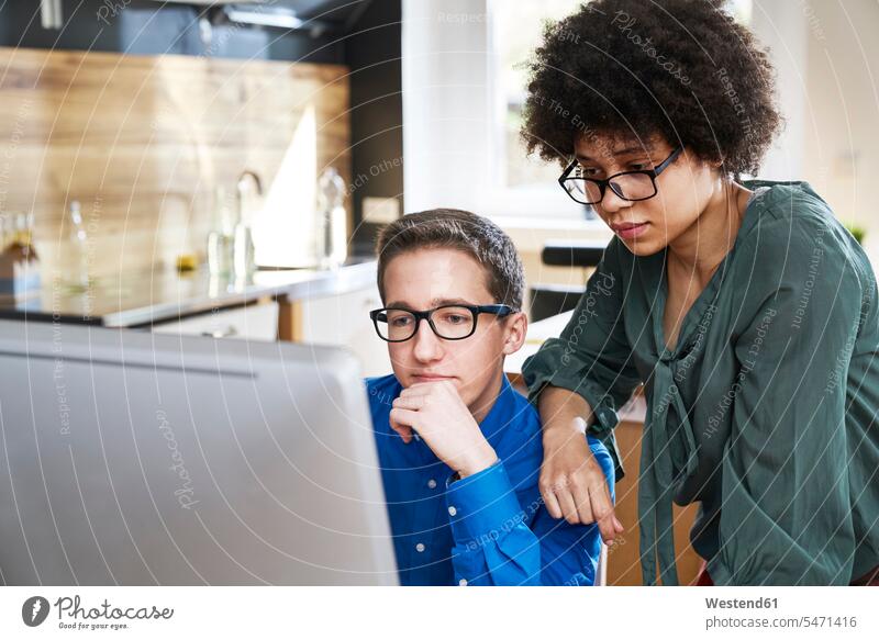 Zwei Kollegen schauen im Büro auf den Computermonitor Arbeitskollegen Office Büros Gemeinsam Zusammen Miteinander ansehen Computerbildschirm Rechner