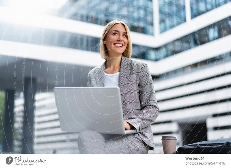 Lächelnde junge Geschäftsfrau mit Laptop in der Stadt Job Berufe Berufstätigkeit Beschäftigung Jobs geschäftlich Geschäftsleben Geschäftswelt Geschäftsperson
