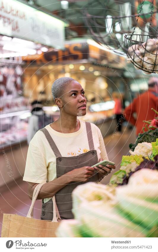 Frau kauft Lebensmittel in einer Markthalle Leute Menschen People Person Personen Kunden Kundschaft kurzes Haar kurzes Haare Kurzhaarfrisur Kurzhaarfrisuren