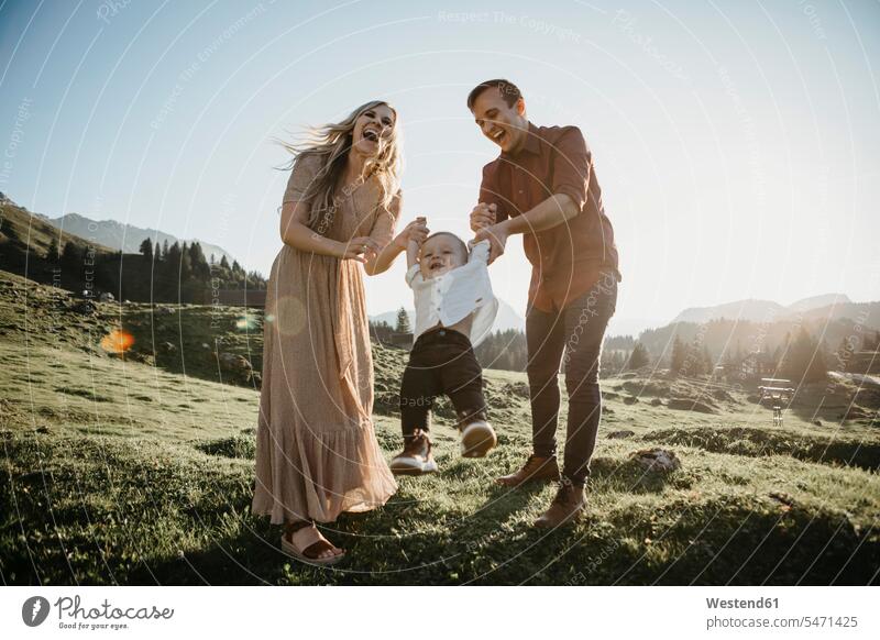 Glückliche Familie spielt mit kleinem Sohn auf einer Wanderung, Schwaegalp, Nesslau, Schweiz Leute Menschen People Person Personen Europäisch Kaukasier