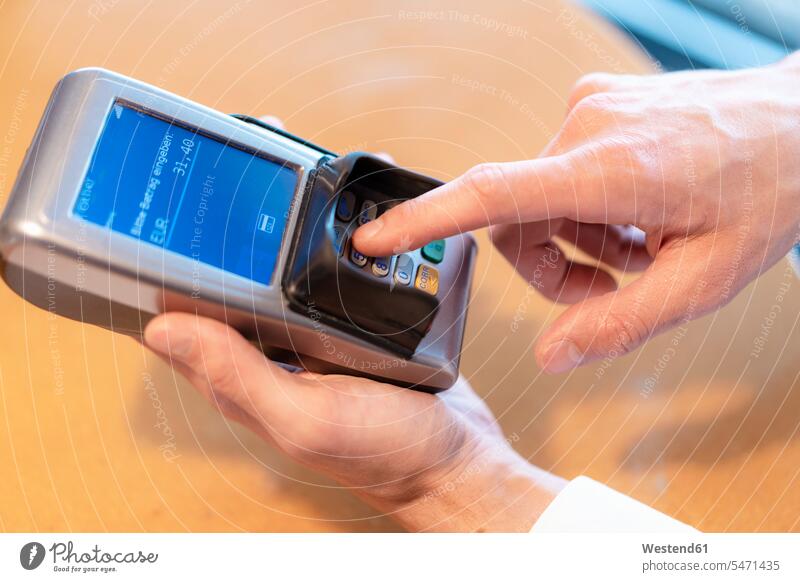 Mann benutzt Kreditkartenleser, Nahaufnahme Deutschland eingeben Digitalisierung On angeschaltet An Ausschnitt Teil Teilansicht Teilabschnitt Anschnitt Teil von
