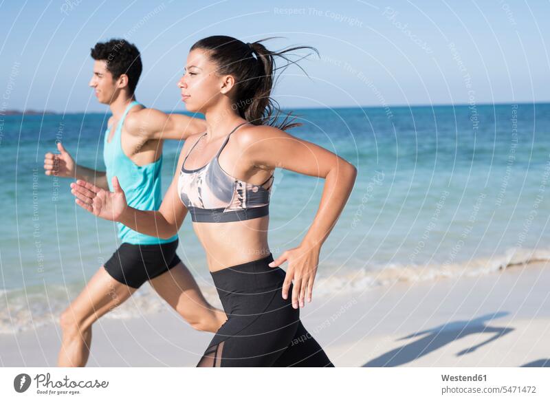 Spanien, Kanarische Inseln, Fuerteventura, junges Paar läuft am Strand Beach Straende Strände Beaches Pärchen Paare Partnerschaft laufen rennen Mensch Menschen