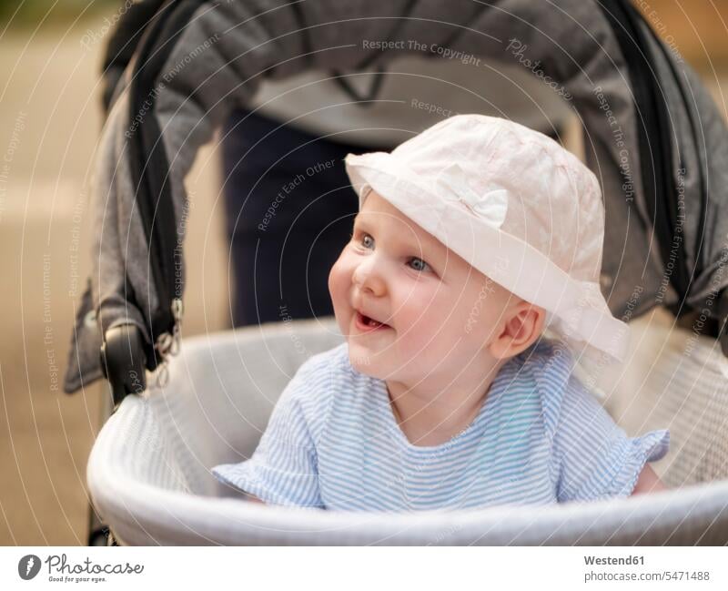Porträt eines entspannten Baby-Mädchens im Kinderwagen weibliche Babys weibliches Baby weibliche Babies Portrait Porträts Portraits Säuglinge lächeln