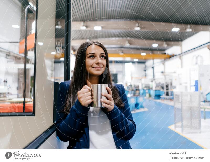 Selbstbewusste Frau, die in einem High-Tech-Unternehmen arbeitet und Kaffee trinkt Zufriedenheit zufrieden Angestellte Mitarbeiterin Firma Angestellter Arbeit