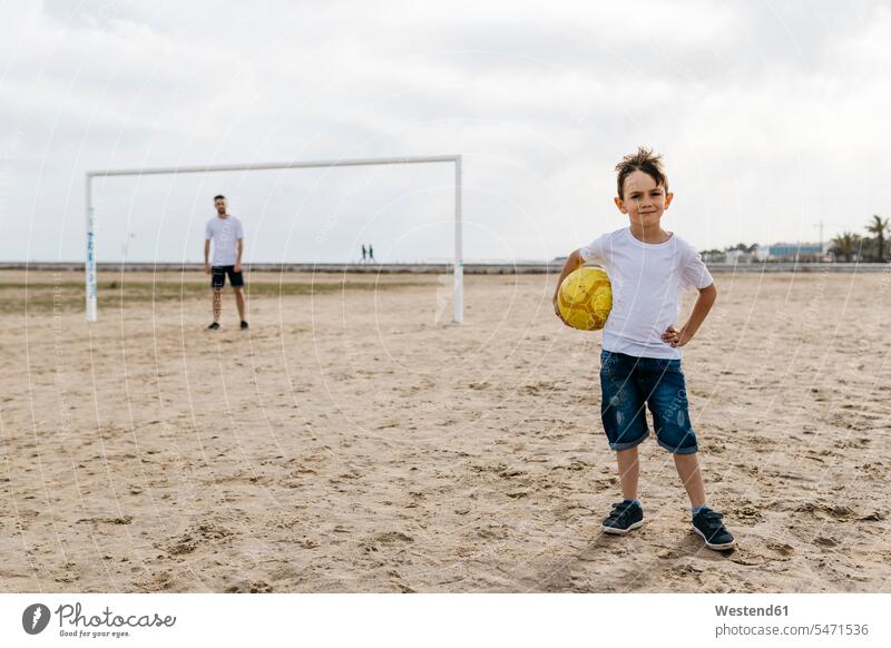 Porträt eines Jungen mit Fussball am Strand Leute Menschen People Person Personen Europäisch Kaukasier kaukasisch 2 2 Menschen 2 Personen zwei Zwei Menschen