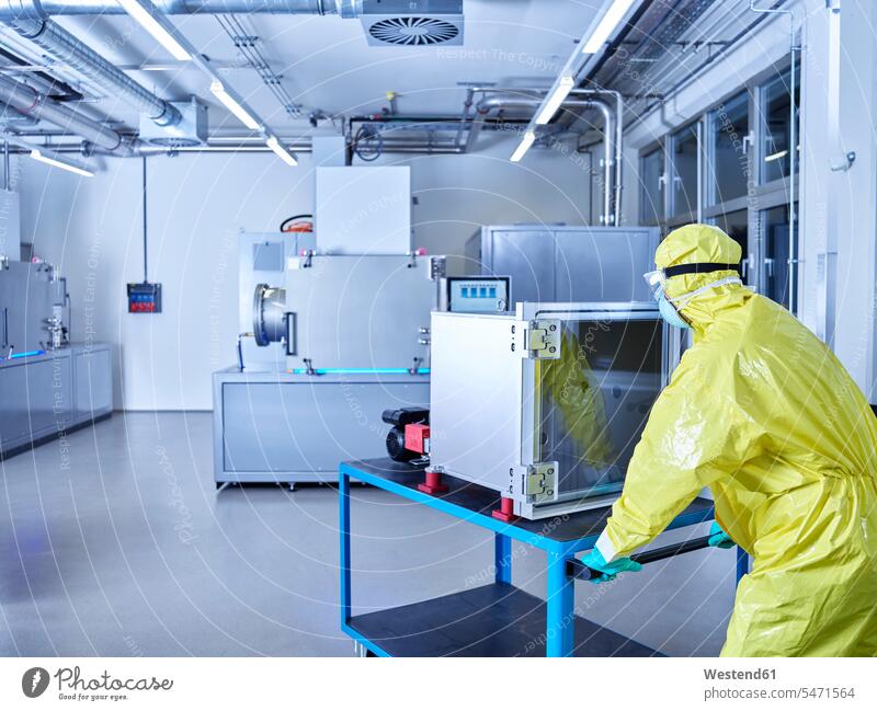 Chemiker im Industrielabor-Reinraum Chemielabor chemisches Labor arbeiten Arbeit Schutzanzug Schutzanzuege Schutzanzüge Chemikanten sterile Kleidung Hygiene