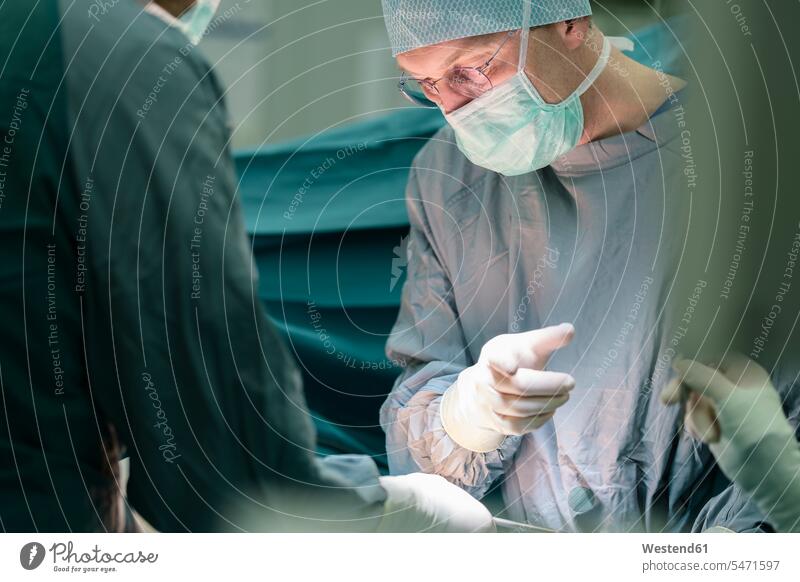Chirurg während der Operation Job Berufe Berufstätigkeit Beschäftigung Jobs Brillen Gesundheit Gesundheitswesen medizinisch Behandlungen Krankenbehandlung