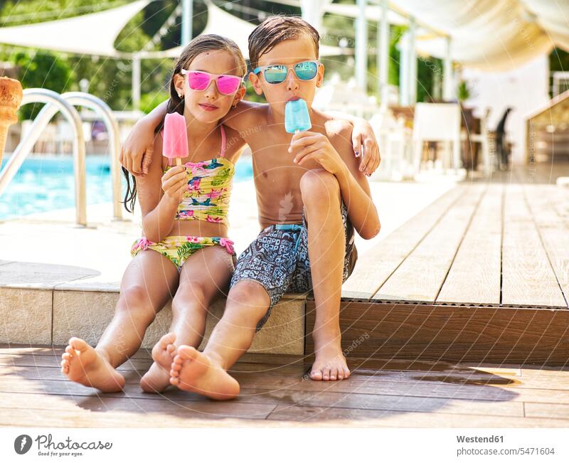 Porträt eines kleinen Mädchens und Jungen mit Eis am Stiel mit verspiegelter Sonnenbrille vor dem Schwimmbad Leute Menschen People Person Personen Europäisch
