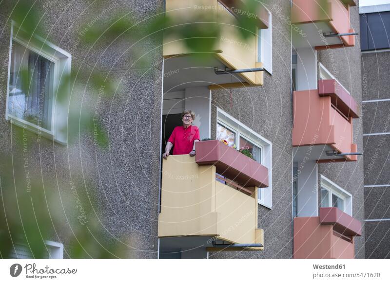 Ältere Frau auf Balkon, Seniorenheim Brillen freuen Glück glücklich sein glücklichsein Erwartung sehnsüchtig Streben gefühlvoll Emotionen Empfindung