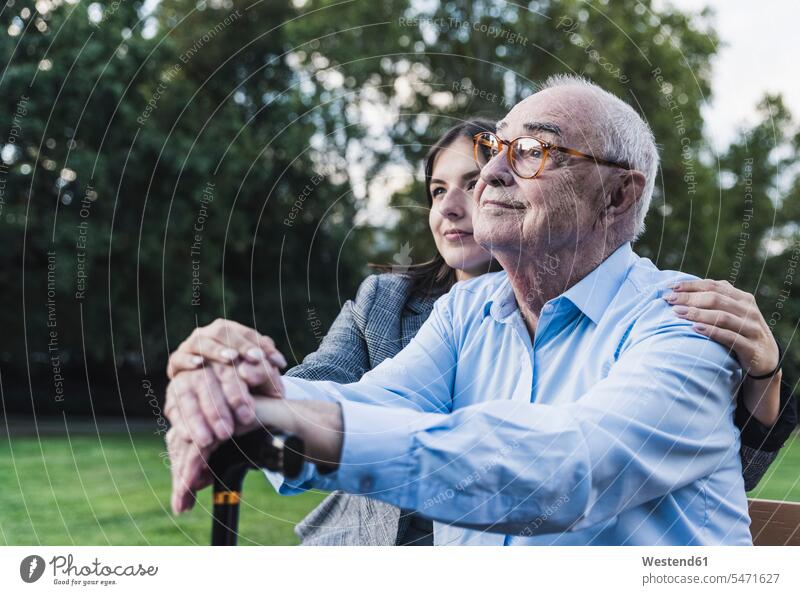 Porträt eines älteren Mannes mit seiner Enkelin in einem Park Generation anfassen Berührung entspannen relaxen gefühlvoll Emotionen Empfindung Empfindungen