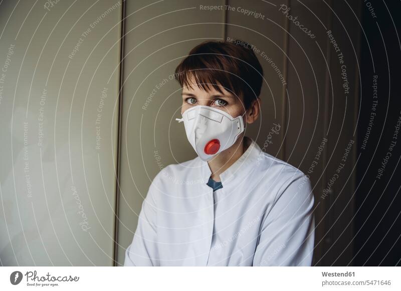 Ärztin mit FFP3-Maske Gesundheit Gesundheitswesen medizinisch Stethoskope Erkrankung Erkrankungen Krankheiten geschützt schützen Absicherung gefaehrlich