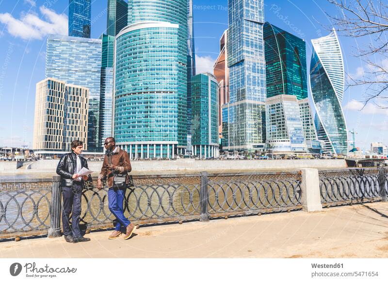 Russland, Moskau, zwei Geschäftsleute in der Stadt Geschäftsmann Businessmann Businessmänner Geschäftsmänner Geschäftspersonen Geschäftsleben Geschäftswelt
