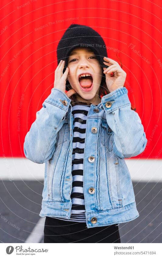 Porträt des schreienden kleinen Mädchens mit Jeansjacke und schwarzer Mütze Mützen Mund offen offener Mund mit offenem Mund Freizeitkleidung casual