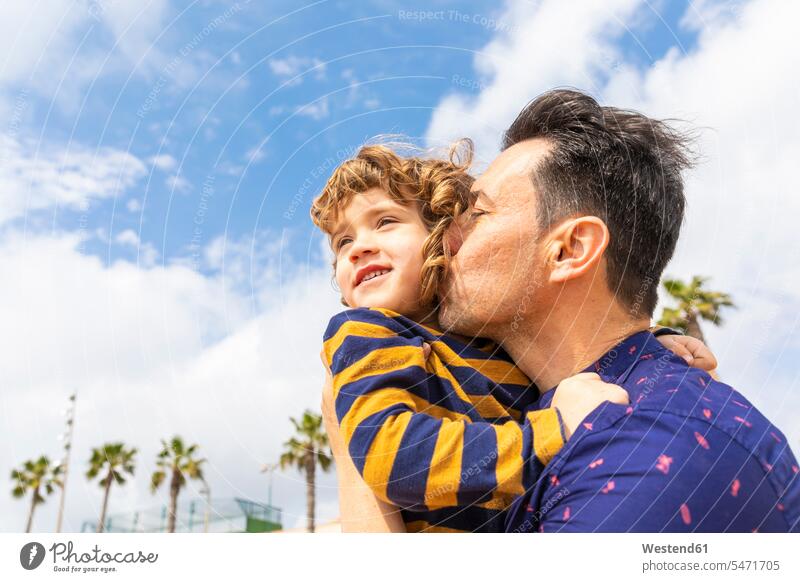 Spanien, Barcelona, Vater küsst Sohn am Strand Beach Straende Strände Beaches Söhne Papas Väter Vati Vatis Papis küssen Küsse Kuss Kind Kinder Familie Familien