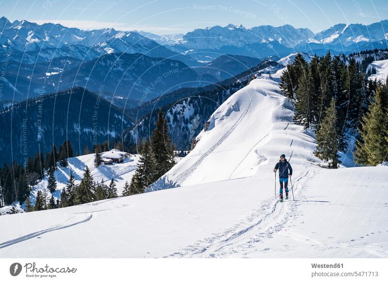 Deutschland, Bayern, Brauneck, Mann auf einer Skitour im Winter in den Bergen winterlich Winterzeit Männer männlich Skitouren Tourenski Erwachsener erwachsen