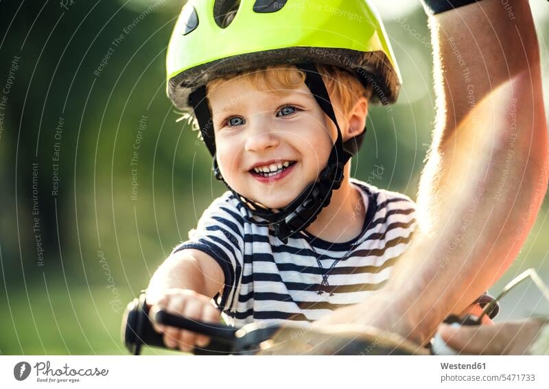 Porträt eines lächelnden Kleinkindes mit Fahrradhelm Portrait Porträts Portraits Kleinkinder Kindergartenalter Vorschulalter Radhelm Fahrradhelme Kid Kiddies