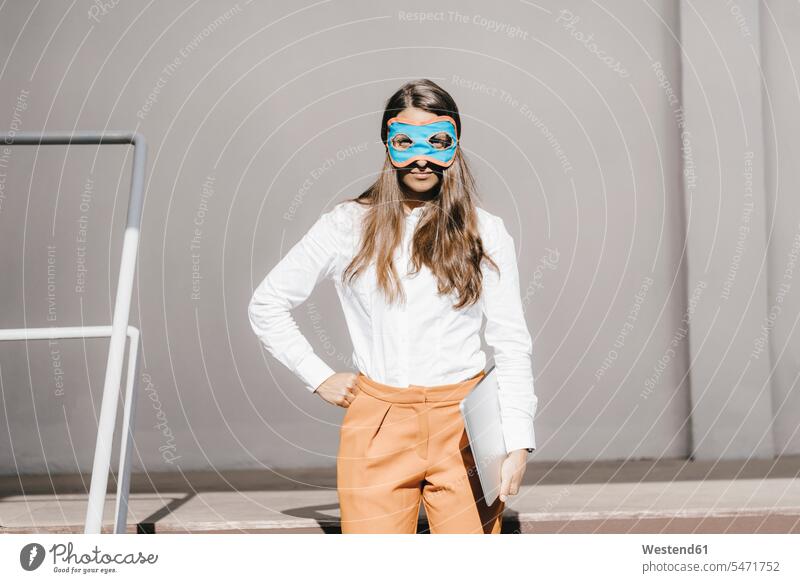 Frau mit Maske, die ein digitales Tablett hält gemischtrassige Person Autorität Befugnis Powerfrau Powerfrauen Haltung innere Haltung Geisteshaltung Einstellung
