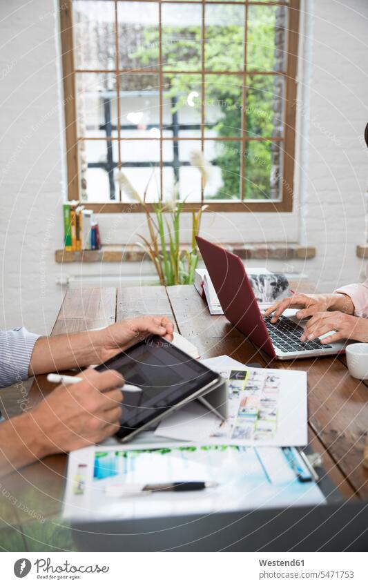 Älteres Ehepaar, das von seinem Heimbüro aus mit Laptop und digitalem Tablett arbeitet Online Zuhause zu Hause daheim Paar Pärchen Paare Partnerschaft arbeiten