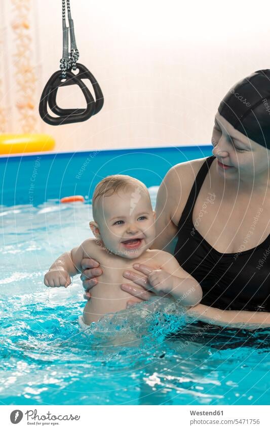 Babyschwimmen, Mutter mit Tochter im Schwimmbad Schwimmbecken Spaß Spass Späße spassig Spässe spaßig Wasser lachen Babies Säuglinge Kind Kinder Töchter Mami