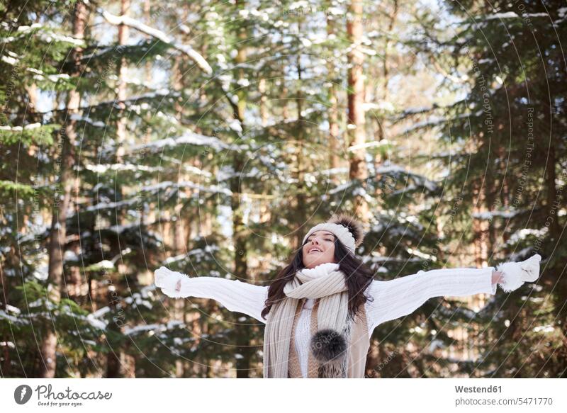 Junge Frau entspannt sich im Winterwald Entspannung relaxen entspannen winterlich Winterzeit weiblich Frauen Wald Forst Wälder Erwachsener erwachsen Mensch