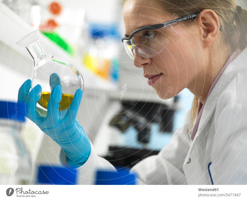 Wissenschaftler beim Erstellen einer chemischen Formel im Labor Naturwissenschaftlerin Naturwissenschaftlerinnen Laborantin Laborantinnen chemische Forschung