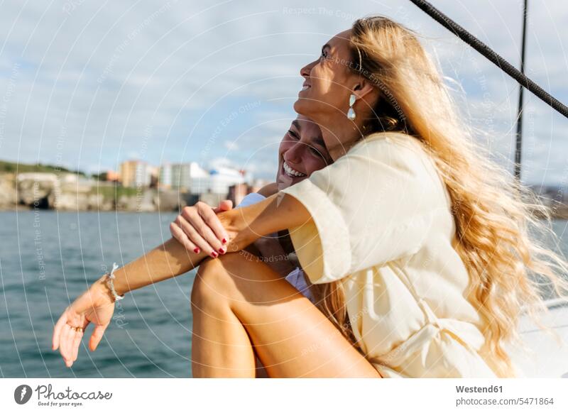 Zwei schöne Frauen, die einen Sommertag auf einem Segelboot genießen Wasserfahrzeug Boote Segelboote Segelschiff entspannen relaxen sitzend sitzt sommerlich