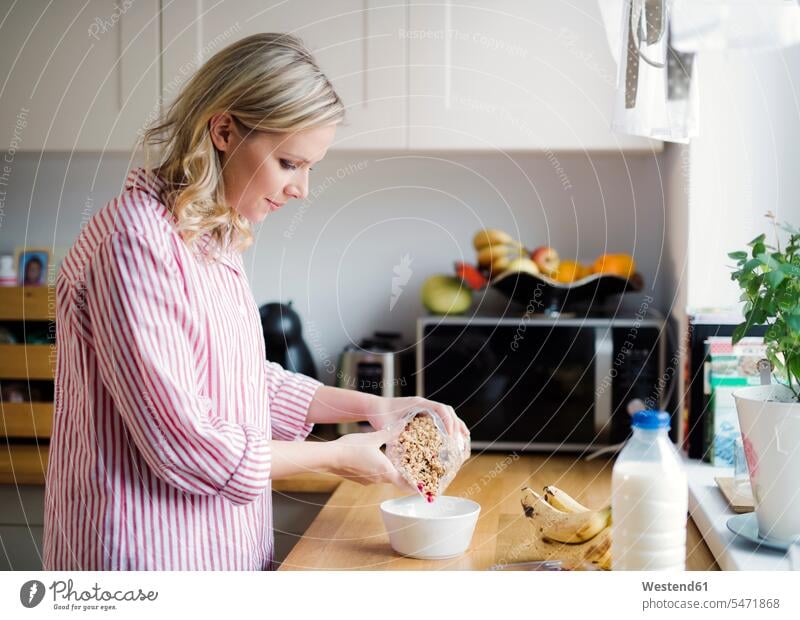 Frau bereitet Frühstück in der Küche zu Hause Zuhause daheim frühstücken weiblich Frauen zubereiten kochen Essen zubereiten Mahlzeit Mahlzeiten Speise Speisen