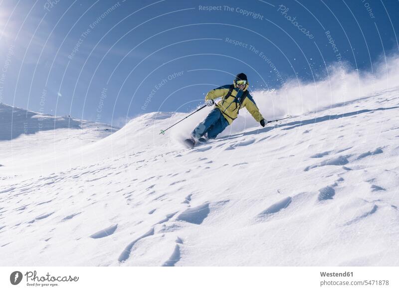 Skifahrer, Ski Alpin, Graubünden, Schweiz Jahreszeiten winterlich Winterzeit Kälte Muße Dynamik auf Achse in Bewegung bewegen sich bewegen Travel Ferien sonnig