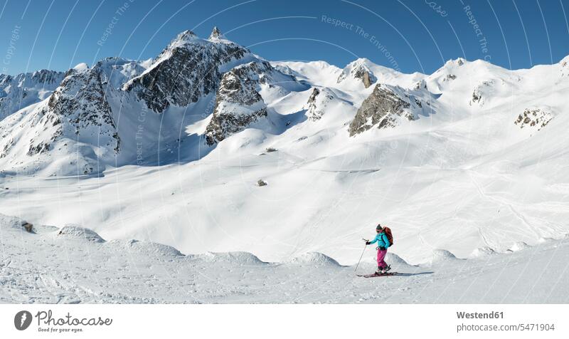 Schweiz, Grand-Saint-Bernard-Pass, Pain de Sucre, Mont Fourchon, Frau beim Skitourengehen in den Bergen weiblich Frauen Skibergsteigen Tourenski Erwachsener