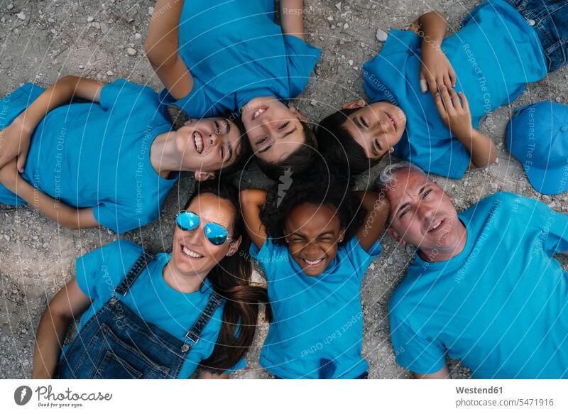 Gruppe von Menschen glücklich auf dem Boden liegend Leute People Person Personen Europäisch Kaukasier kaukasisch Nordafrikanisch Menschengruppe